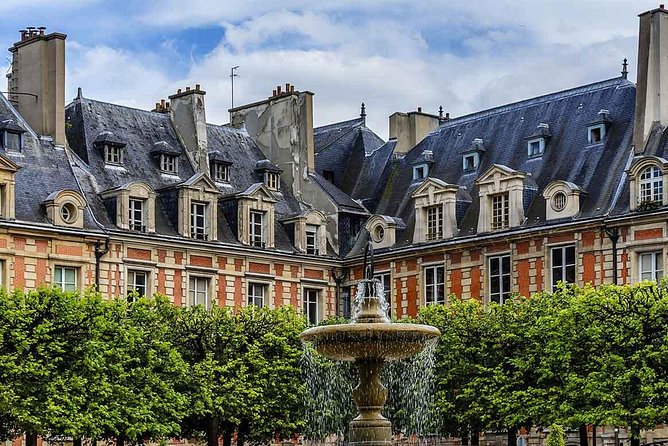 Le Marais Treasure Hunt - Kids & family Tour with an elegant view of the castle and a fountain.