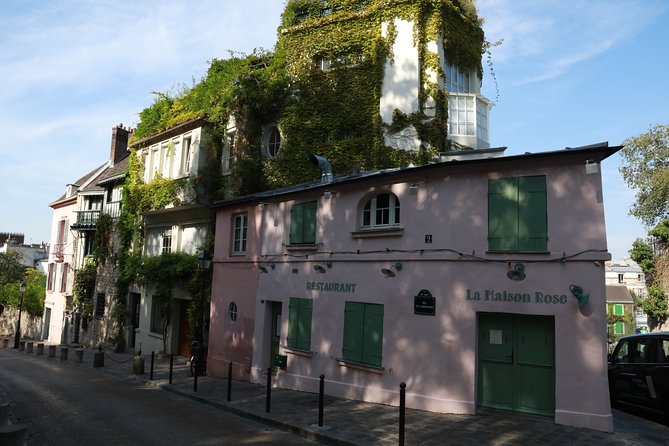 Montmartre Private Walking Tour with streethouses.