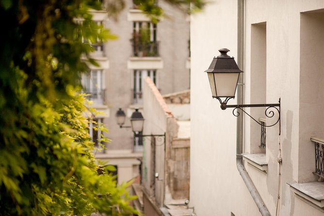 Montmartre semi private walking tour with a classic street lampshade.