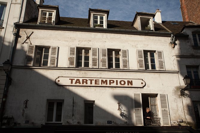 Montmartre semi private walking tour with the facade of the Tartempion.