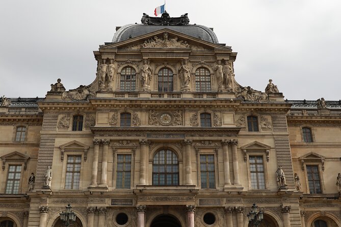 Neoclassical Paris Architecture 2-Hour Private Walking Tour with a stunning view of the palace