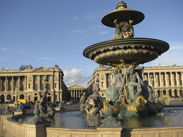 Paris City Tour by Minivan and Montmartre with an amzing view of Fontaine des Mers
