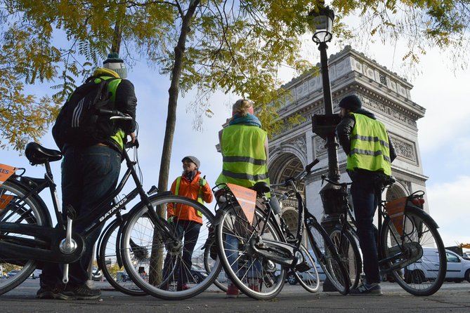 Paris Sightseeing Highlights Tour by Dutch Bike group ride in Arc de Triomphe.