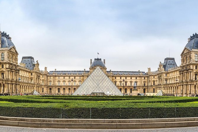 Private Paris Photoshoot with a Professional Photographer with an elegant view of the Louvre Museum