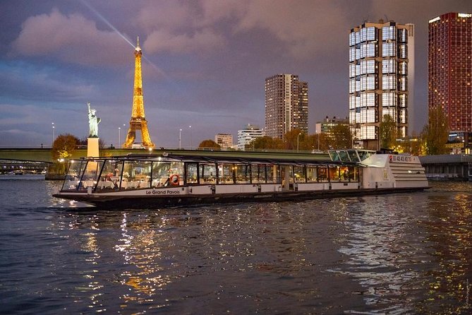 Paris Seine River Dinner Cruise with Glass of Champagne and Photo Souvenir Review