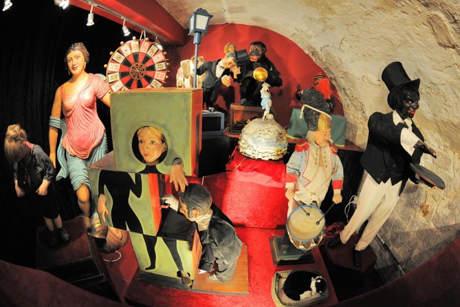 Skip the Line: Musée de la Magie Admission Ticket features collection of manequin