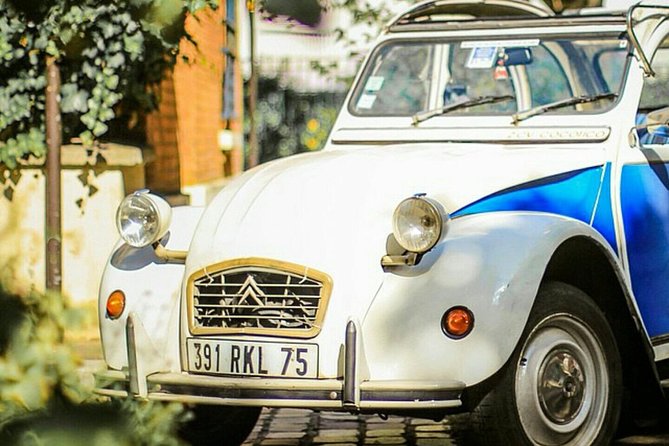 Tour in a vintage car with a Parisian Review