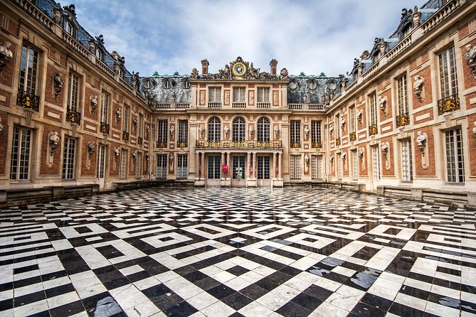 Versailles Palace and Gardens Private Tour for Families with a view of its architectural design