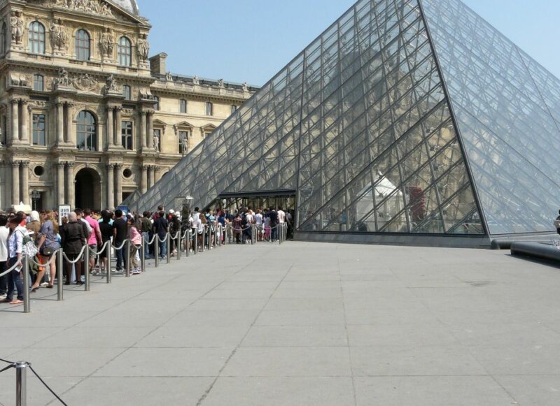 Ques at the entrance of Louvre Pyramid