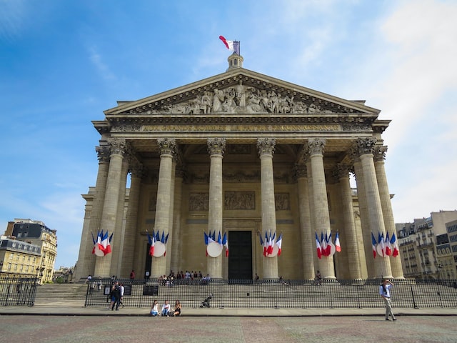 Tourists sitting in front of the Pantheon