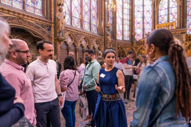 Tourist guide guiding the tourist on a Ile de la Cite Walking Tour