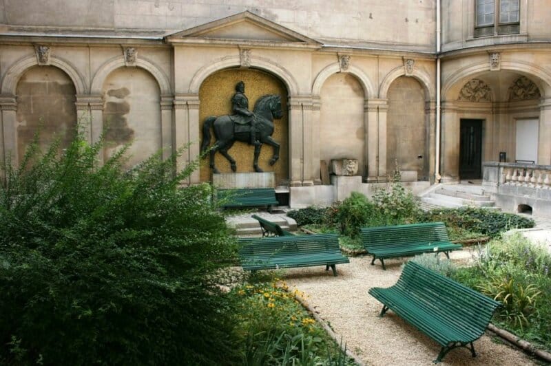 Historic sight and garden in Le Marais