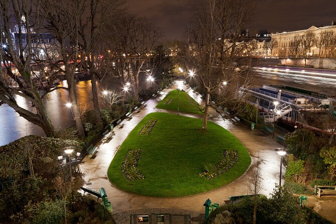 Paris scenery at night 