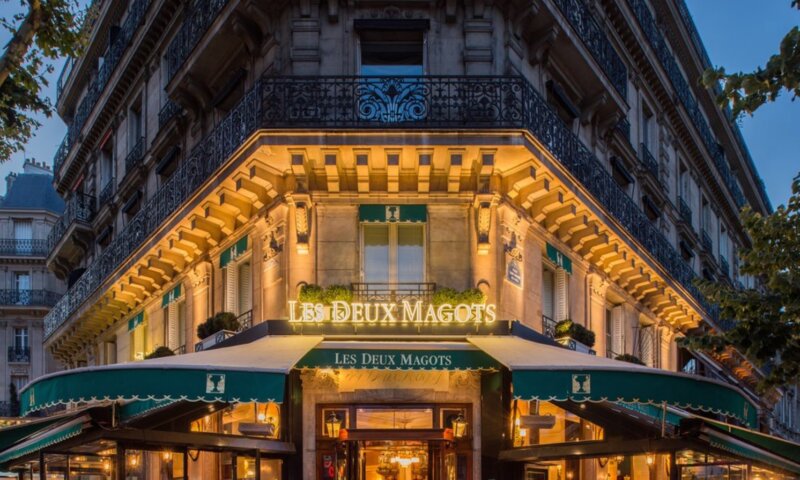 Les Deux Magots shop at night