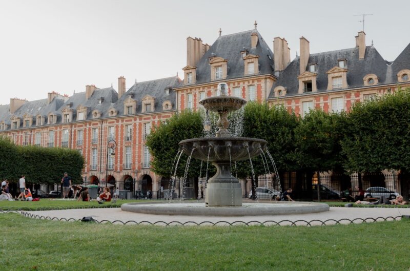 Place de Vosges fountain and building