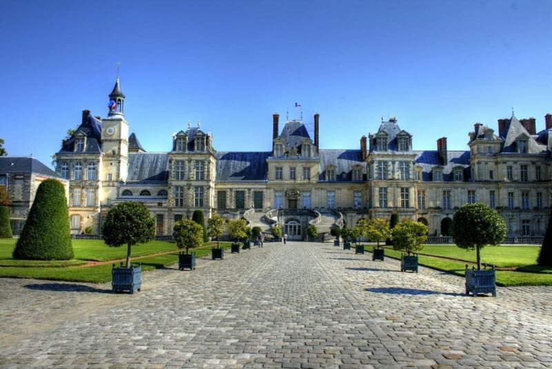 exterior facade of Château de Fontainebleau