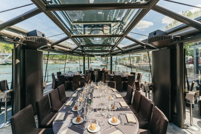 Sightseeing cruise with dining table in Paris