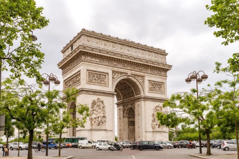 a magnificent view of the Arc De Triomphe