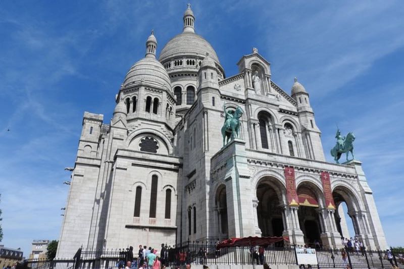 a towering photo of the Sacré-Coeur exterior