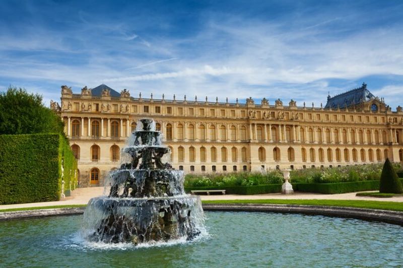 a view of the Versailles Palace and the fountain