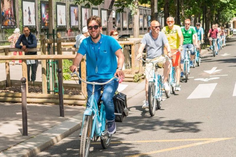 group of tourists biking around Paris