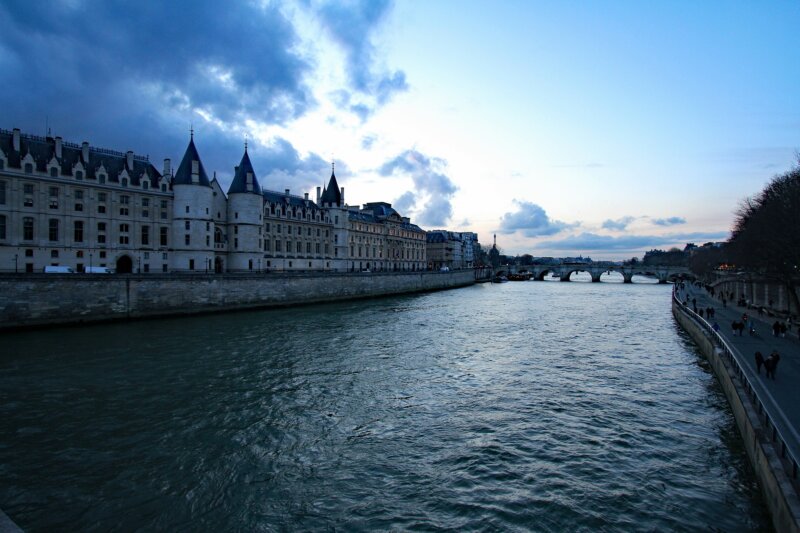 la conciergerie facing the seine river