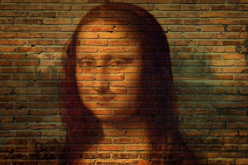 Mona Lisa graffiti on a wall