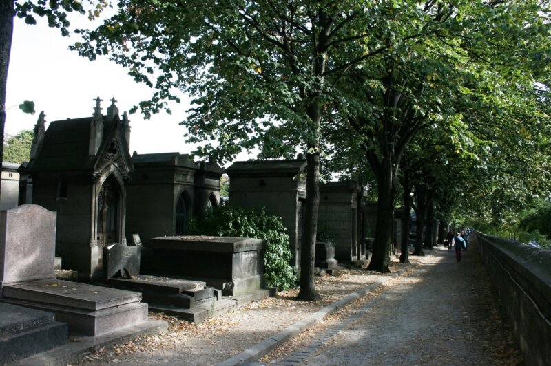 Trail in Pere Lachaise cemetery