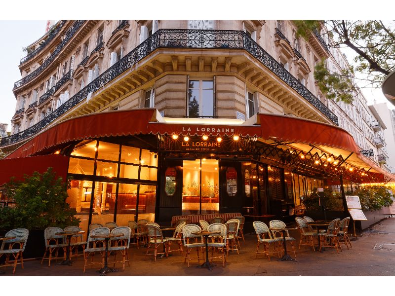 Elegant restaurant at Place des Ternes