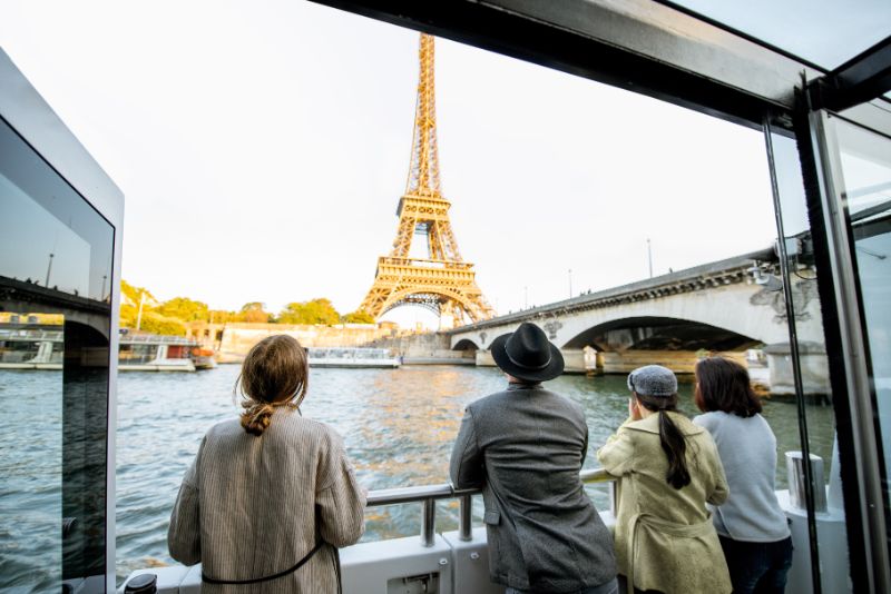 Tourists enjoying the view of the Eiffel Tower r