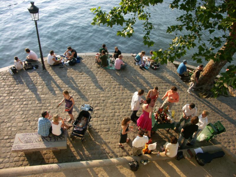 Picnic by Seine river