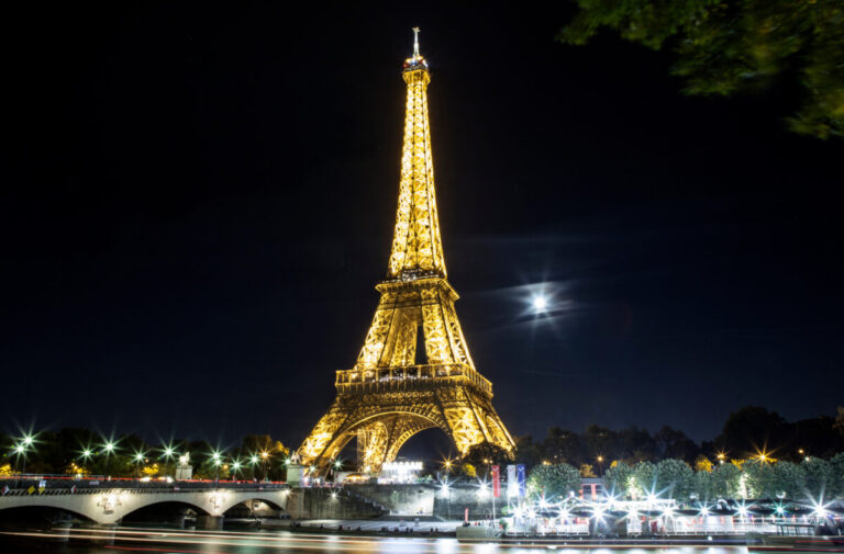 When Does the Eiffel Tower Sparkle? A Guide to its Stunning Light Display