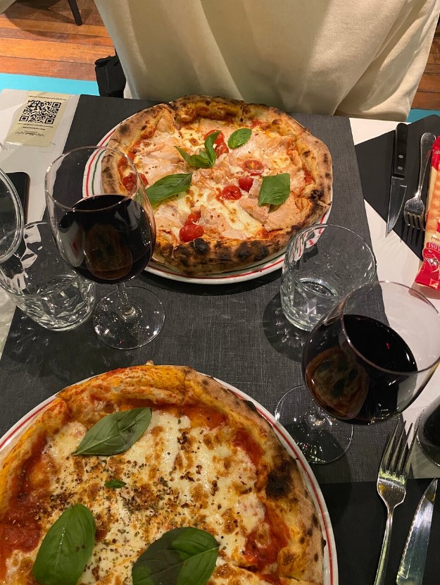 Pizza and Wine in L'Olive 