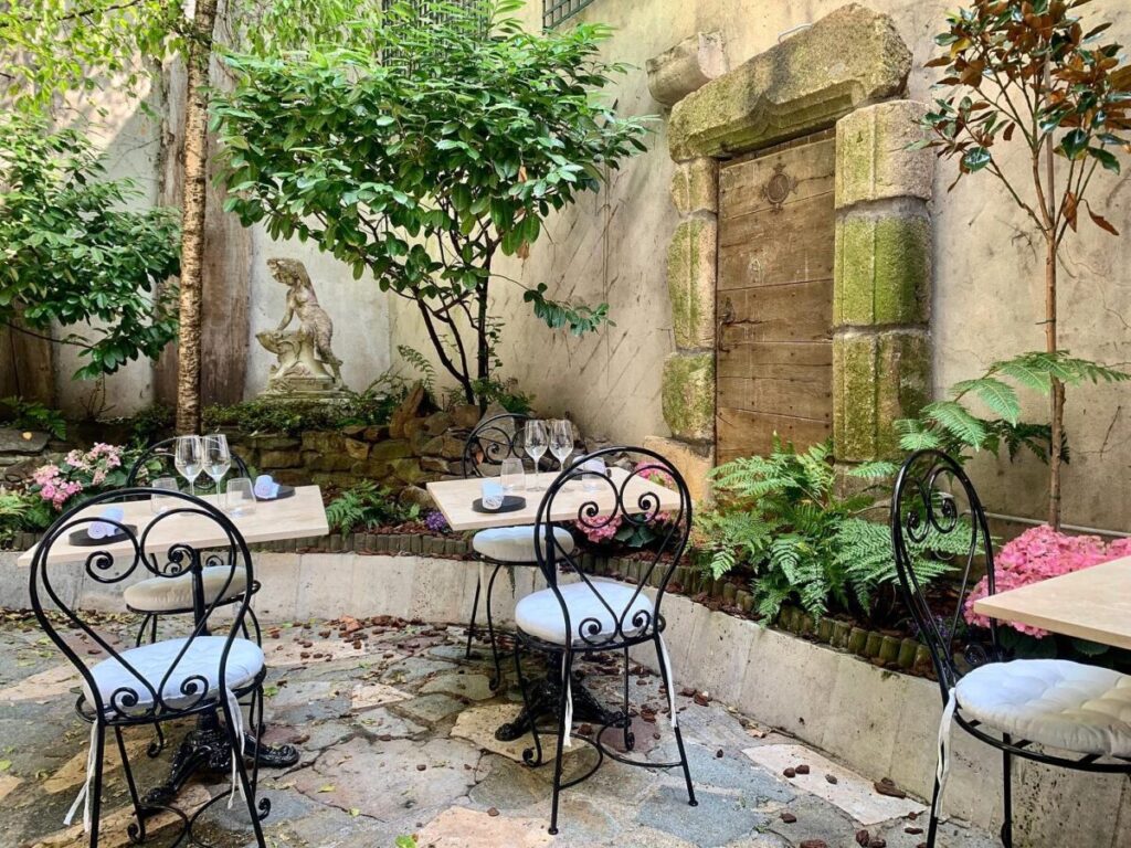 Outdoor tables in La Table de Colette