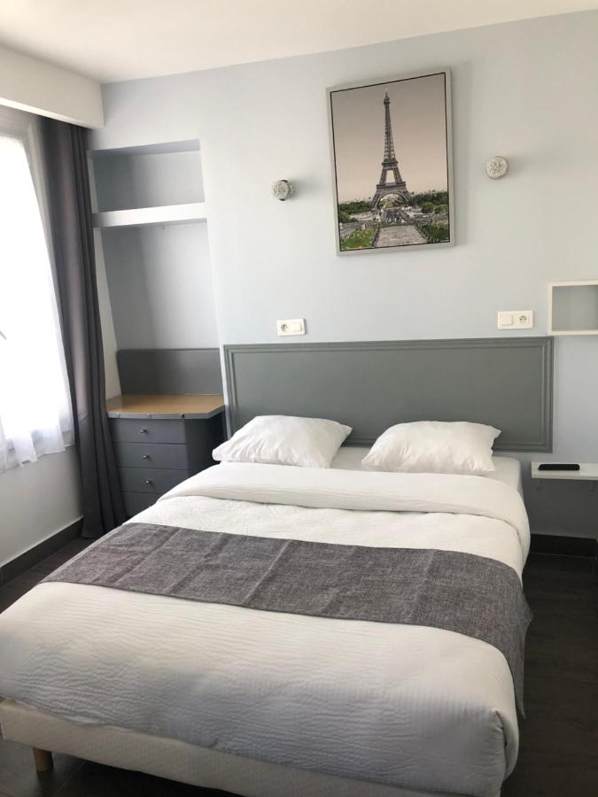 Hôtel Clauzel Paris with a cozy bedroom