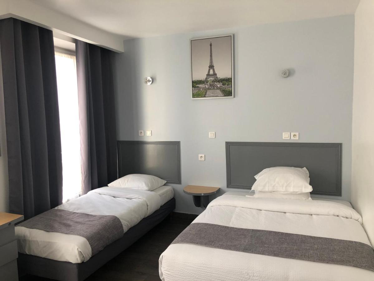 Hôtel Clauzel Paris with two bed s in a room