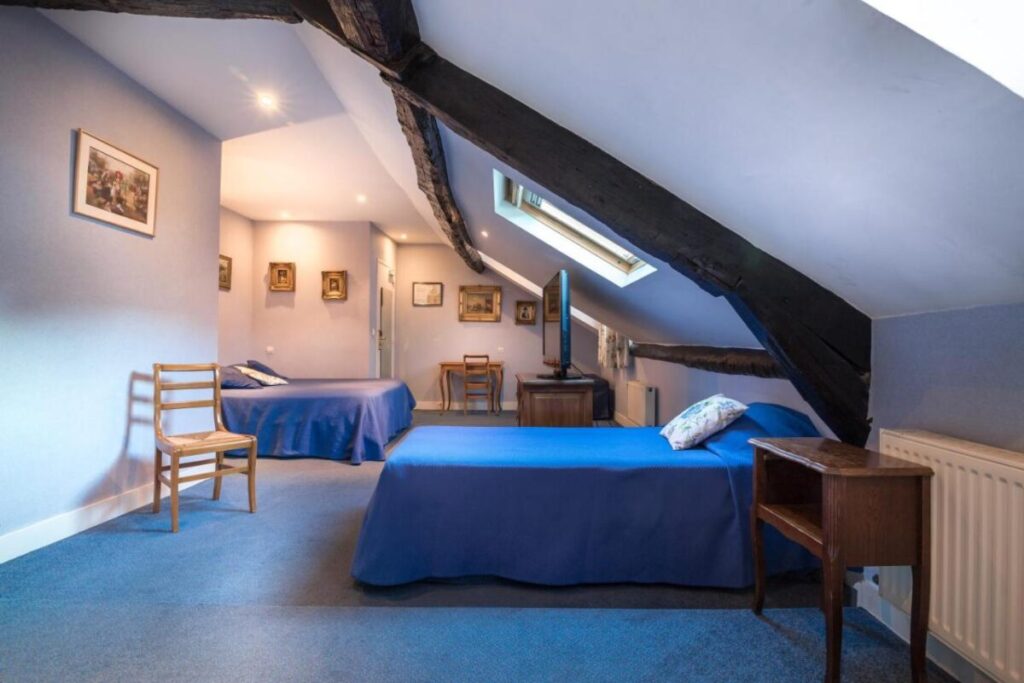 Hotel des Arts - Cite Bergere with a cozy bedroom