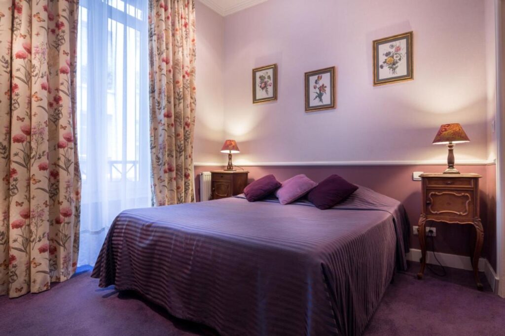 Hotel des Arts - Cite Bergere with a nice purple-themed bedroom