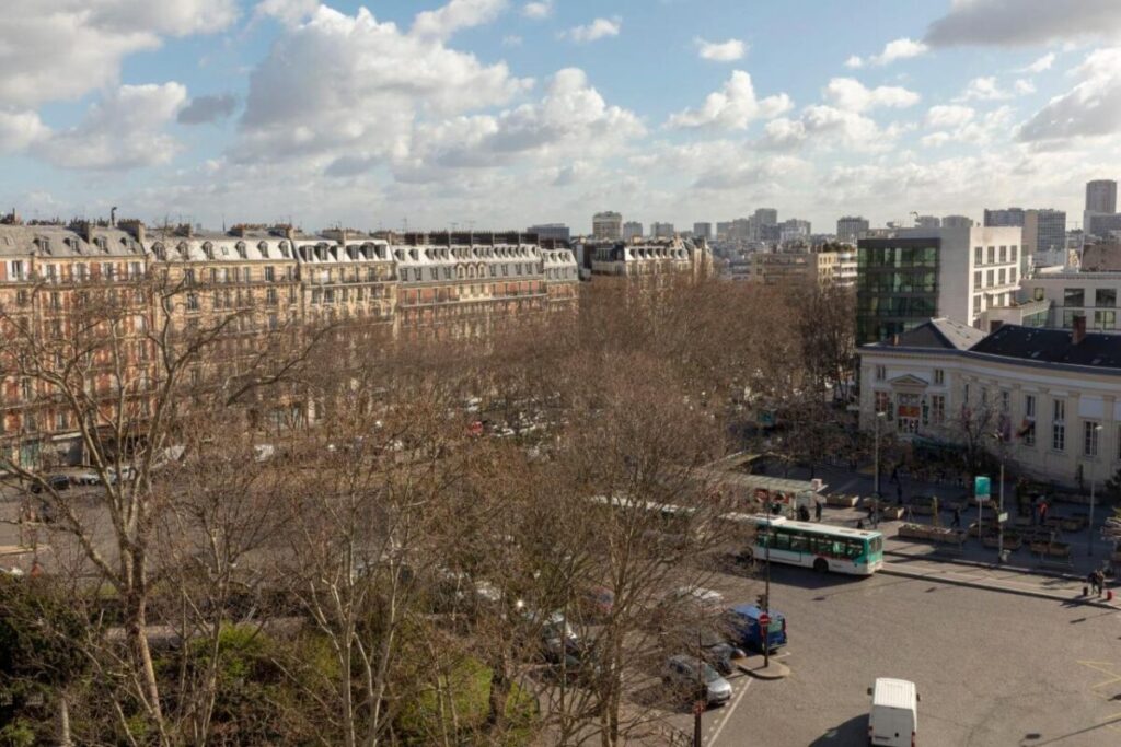 A glimpse of Hotel Du Lion exterior