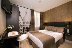 Hôtel Eden Opéra features a stylish bedroom