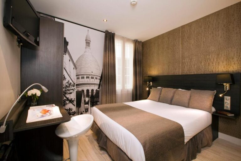 Hôtel Eden Opéra features a stylish bedroom