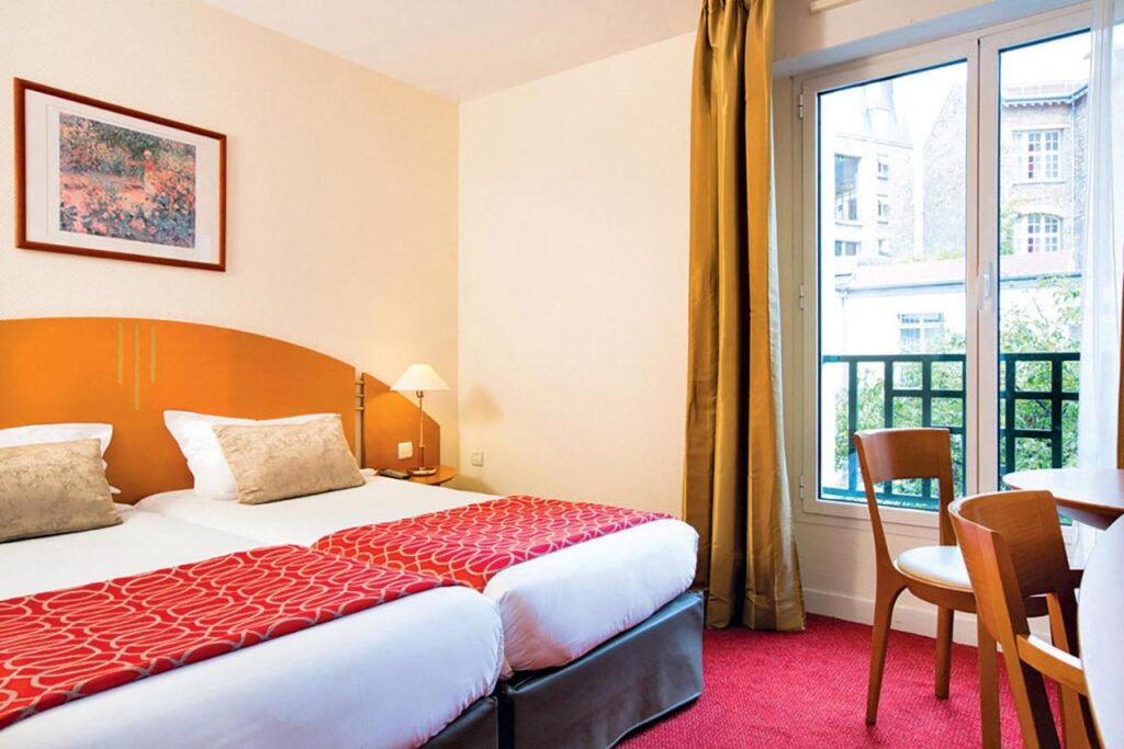 Hotel Vacances Bleues Villa Modigliani with vibrant twin bedroom