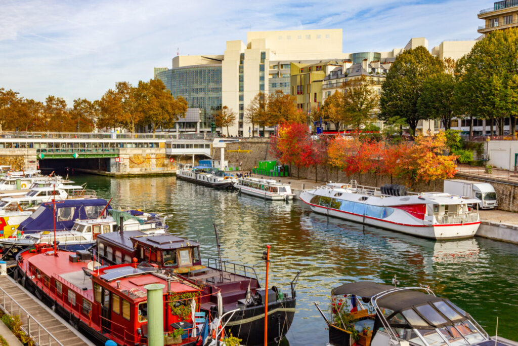 Port de l'Arsenal with boats, garden and buildings