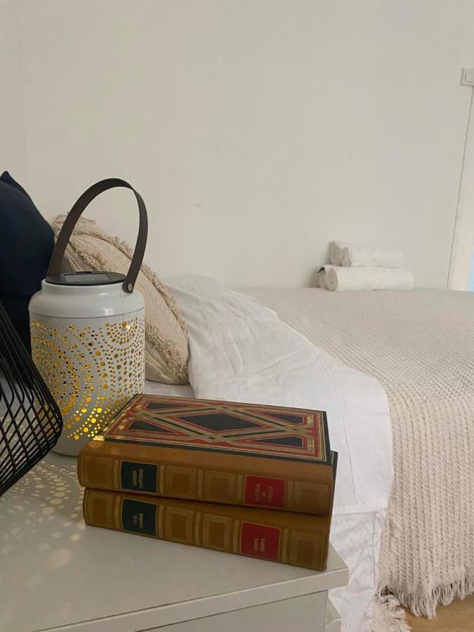 Studio agréable proche Tour Eiffel with books in the bedroom