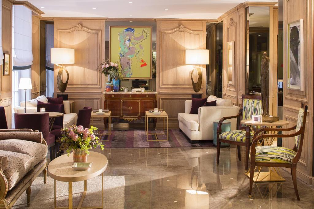 Balmoral Champs Elysées features a neat hall