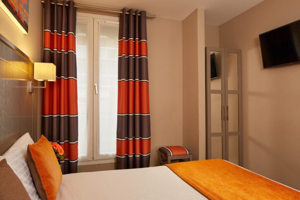 Beaugrenelle St-Charles Tour Eiffel with a classic bedroom.