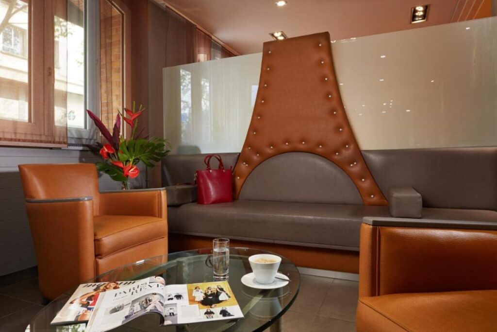 Beaugrenelle St-Charles Tour Eiffel with an intrinsic lobby.
