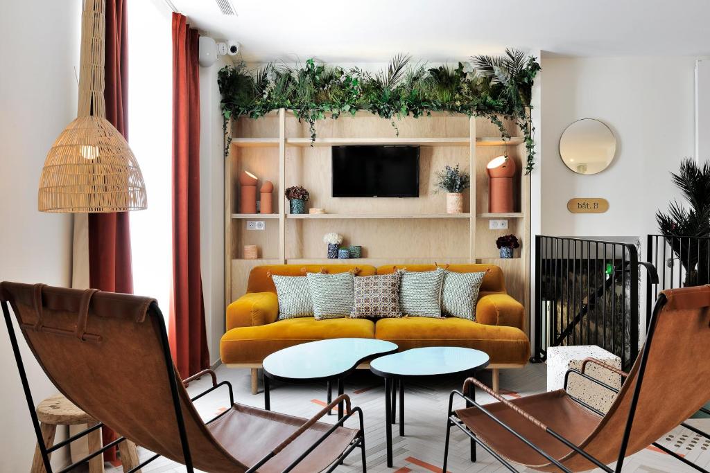 Caulaincourt Montmartre by Hiphophostels Entertainment room with flat screen tv