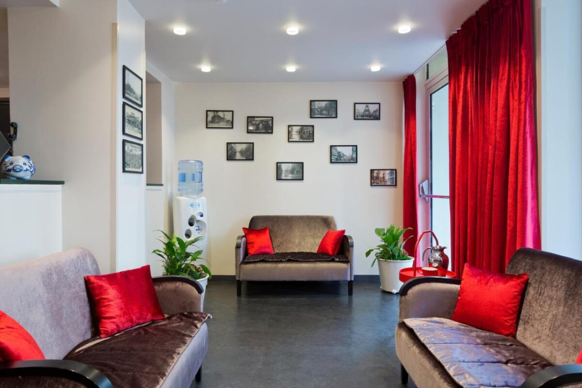 Hôtel Aurore Paris Gare de Lyon with a stylish red-themed lobby