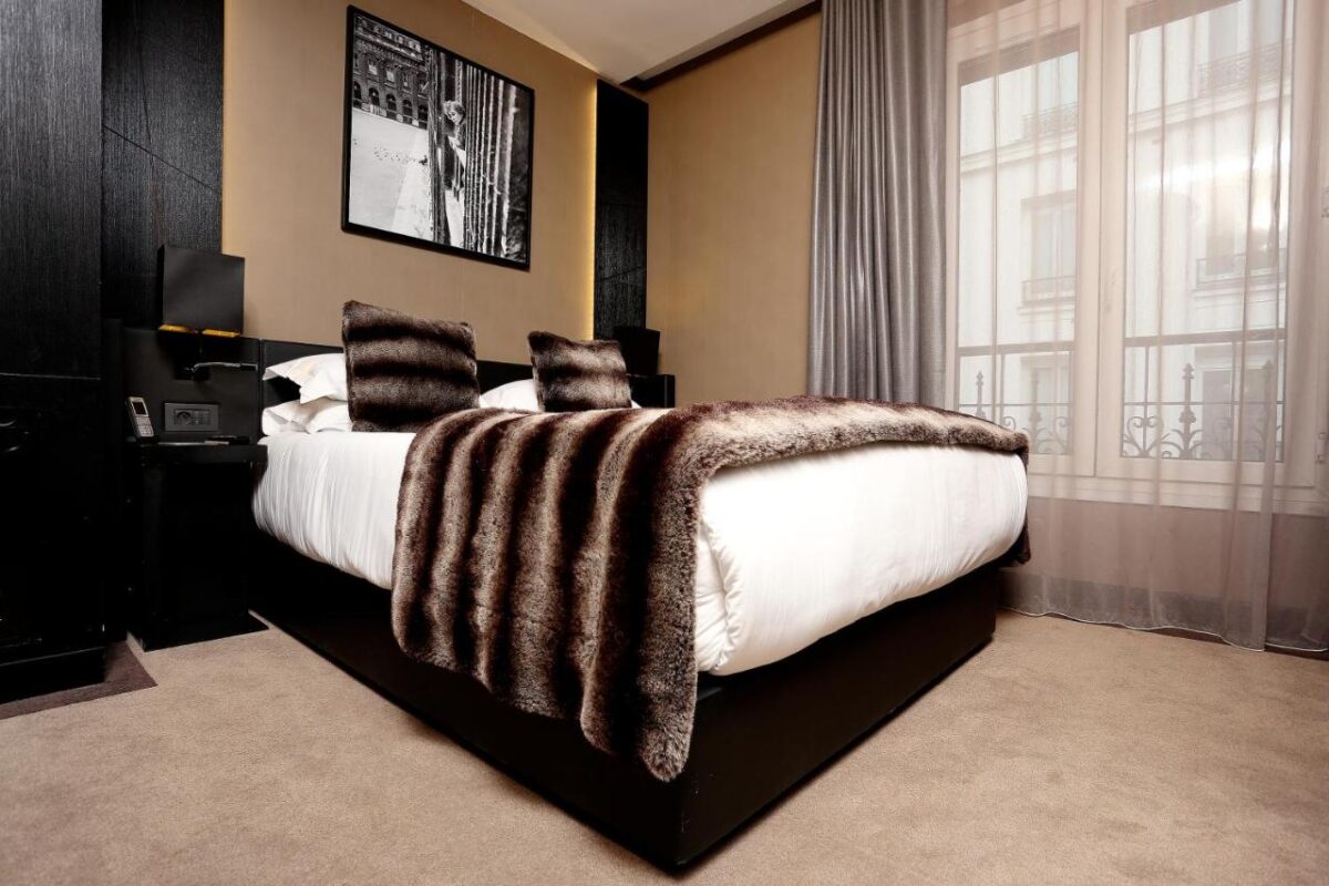 Hôtel Elysées Paris with cozy bedroom